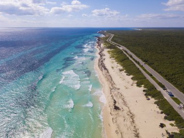 Plajlar ve Cozumel, Meksika'nın Adası Turkuaz su ile yüksek hava atış.