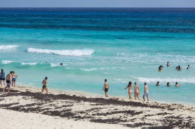 Cozumel, Meksika-Ocak 17, 2019: Tanımlanamayan yüzücüler ve beach goers tatil Playa San Martin Cozumel, Meksika.