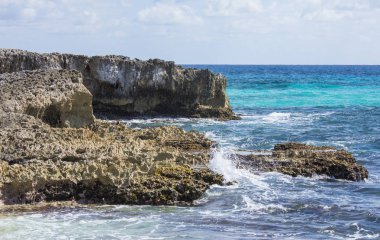 Cozumel, Meksika'nın Doğu Yakası'nın kayalık sahil görünümünü.