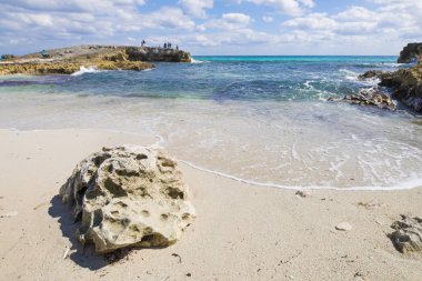 Cozumel kayalık sahil Karayip Denizi üzerinde geniş açılı görünüş.