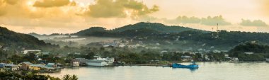 Coxen delik, Roatan ile ilk sabah ışık siste Panoraması.