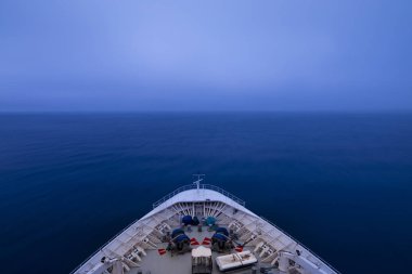 POV shot fiyonk öncesi bir sis tabakası içine şafak saat Yelkenli bir gemi