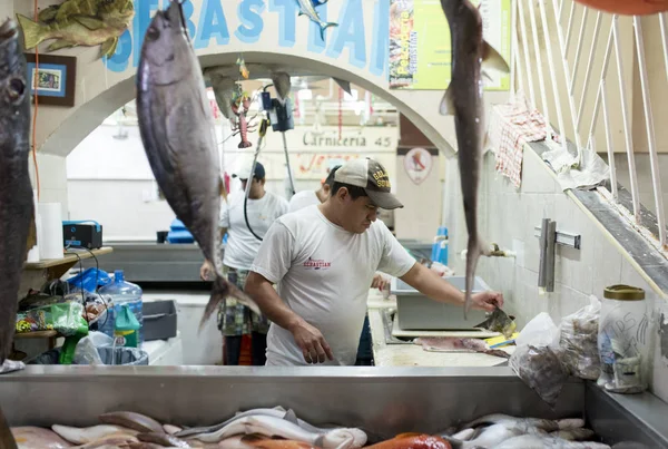 Cozumel México Enero 2019 Trabajadores Identificados Venden Pescado Fresco Puesto — Foto de Stock