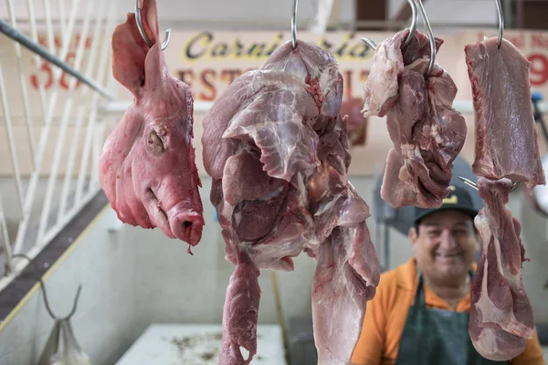 Cozumel México Janeiro 2019 Açougueiro Não Identificado Fica Atrás Carne — Fotografia de Stock