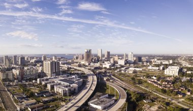 Tampa, Florida ve karayolları şehir merkezi nin havadan panoramik fotoğraf.