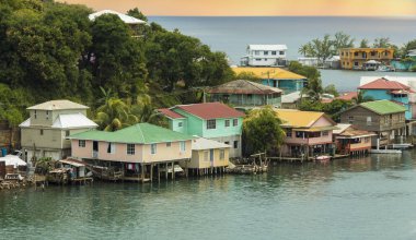 Roatan Oak Ridge bölgesinde ayaklıklar üzerinde Evler, Honduras.