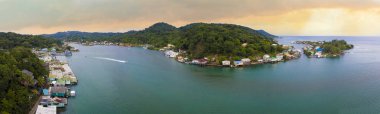 Roatan 180 derece havadan panorama, Gün doğumunda Honduras.