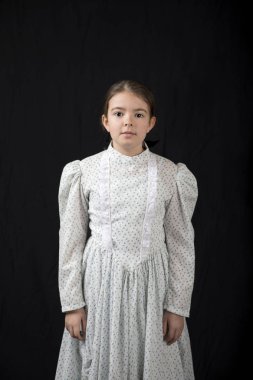 Resmi, ciddi ifade ile vintage giyim küçük kız portresi düz