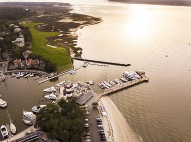 Deniz feneri, plaj ve golf sahası ile Hilton Head havadan görünümü.