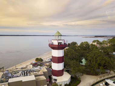 Hilton Head, Amerika Birleşik Devletleri-29 Aralık 2018: Kimliği belirsiz turistler, Bu hava görünümünde Hilton Head, Güney Carolina Harbour Town deniz fenerini ziyaret.