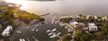 Deniz feneri, plaj ve golf sahası ile Hilton Head havadan görünümü.