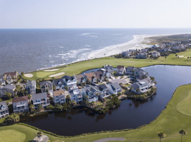 Golf sahası ve Atlantik Okyanusu Güney Carolina bakan evlerin havadan görünümü.