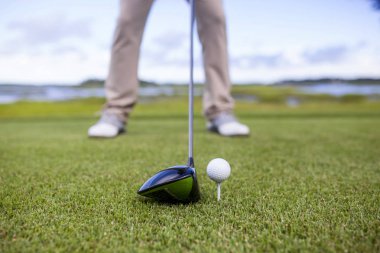 tee golf kulübü ve golf topu, kulüp ve top başkanı odaklanmak.
