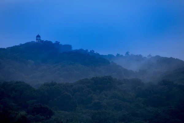 Beskåda Dimmiga Molnskog Natten Med Singelbyggnad Ridge Roatan Honduras — Stockfoto