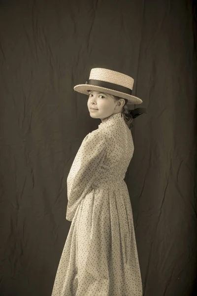 20世紀の衣服の順番に小さな女の子のレプリカアンティーク写真 — ストック写真