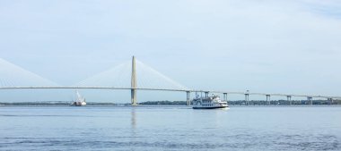 Charleston, Güney Karolina'da Ravenel köprüsü ve nehir teknesi