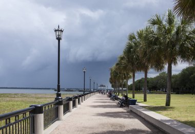 Charleston, Güney Carolina-9 Mayıs 2015: Kimliği belirsiz insanlar tarihi Charleston, Güney Carolina'da sahilin tadını çıkarıyor