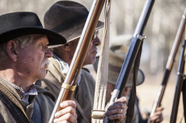 Sheldon, Güney Carolina-25 Ocak 2015: Pocotaligo savaşının yeniden canlandırılmasında askerler çatışma hattı boyunca sıraya giriyor