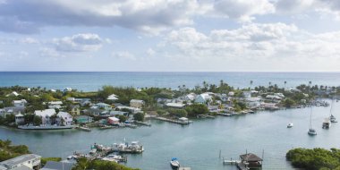 Dirsek Cay, Bahamalar - 9 Ocak 2015: Doğal liman Bahamalar körfezinde yatlar, Kuzey Amerika