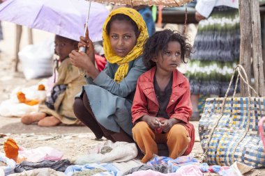 Addis Ababa, Etiyopya-22 Nisan 2015: Genç bir kadın ve kız kardeşi Etiyopya'da bir pazarda baharat satmak