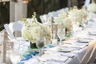 açık düğün resepsiyonu için kurulan masa