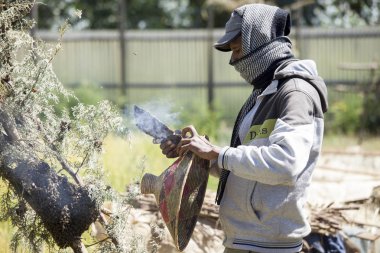 Oromia, Etiyopya-Kasım 6, 2014: Tanımlanamayan arıcı Etiyopya'da yaban ararı kovanı eğilimindedir