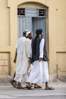 Dire Dawa, Etiyopya-16 Nisan 2015: Kimliği belirsiz Somalili erkekler, Etiyopya'nın Dire Dawa sokağında, Somali sınırı yakınlarında yürüyor