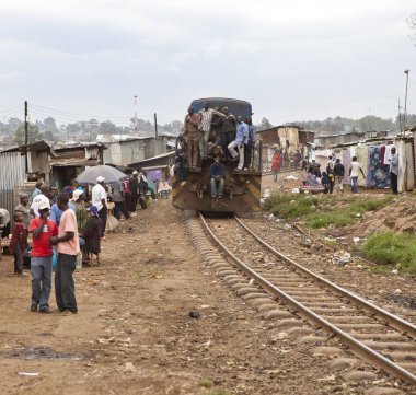 Kibera, Kenya-Aralık 6, 2010: Bir tren Kibera üzerinden geliyor
