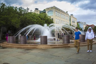 Charleston, Güney Carolina-9 Mayıs 2015: Kimliği belirsiz insanlar Charleston, Güney Carolina şehir merkezindeki ünlü çeşmenin içinde ve çevresinde oynuyorlar