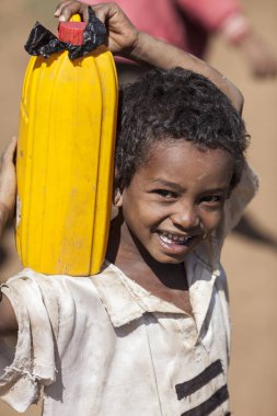 Oromia, Etiyopya-21 Nisan 2015: Kimliği belirsiz çocuk etiyopya'daki evine bir kaynaktan su taşıyor
