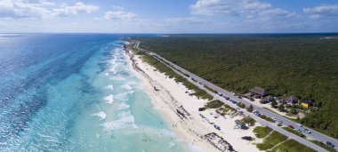 Cozumel, Meksika'daki Playa Chen Rio plajının havadan görünümü. 
