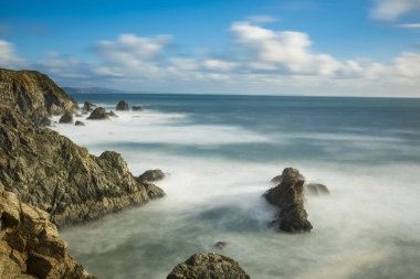 San Francisco yakınlarındaki Kaliforniya kıyıları boyunca çöken dalgaların uzun pozlama.