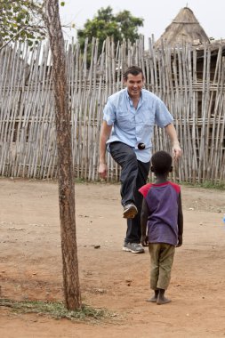 Afrika'da çocukla oynayan misyoner