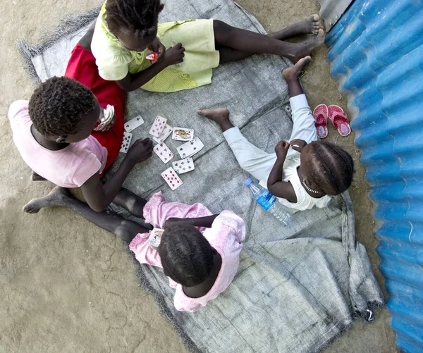 아프리카에서 게임을 하는 아이들 — 스톡 사진