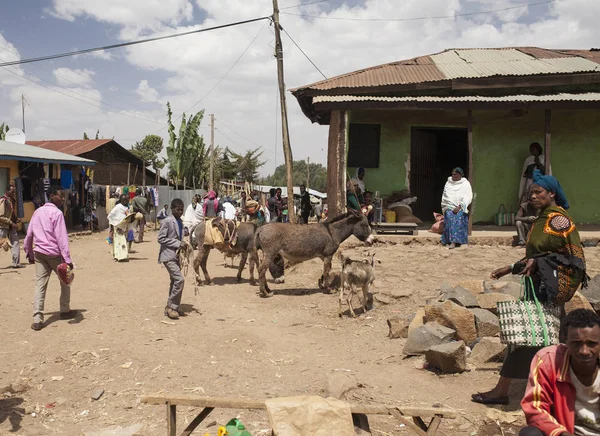 Oromia Ethiopia April 2015 Unidentified People Buy Sell Street Scene — Stock Photo, Image