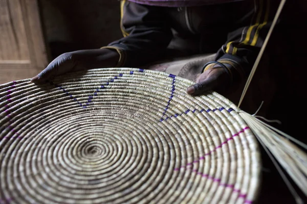 Gros Plan Des Mains Femme Tenant Panier Fait Main Ethiopie — Photo