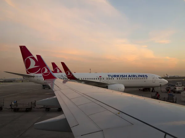 Стамбул Турция Март Марта 2017 Года Самолеты Turkish Airlines Садятся — стоковое фото