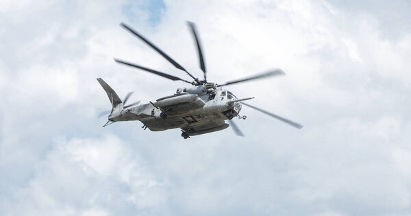 CH-53E Super Stallion вертолет в полете
