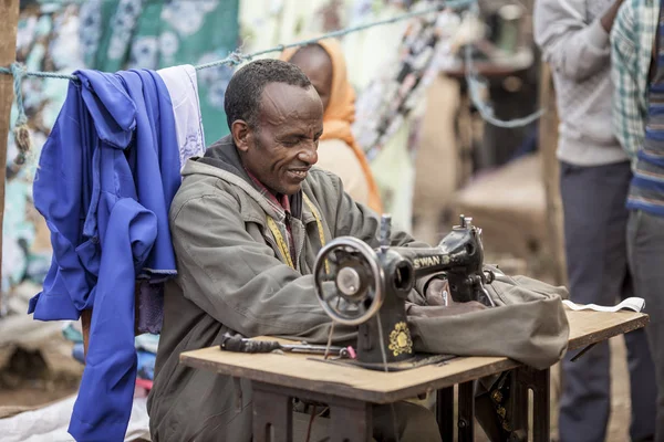 Oromia Ethiopia November 2014 Unidentified Factory Worker Sews Clothing Oromia — Stock Photo, Image