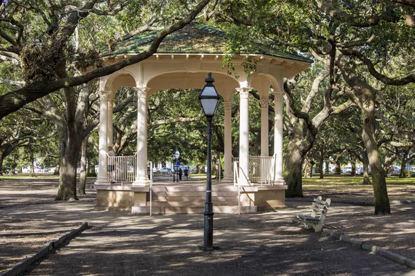 Charleston South Carolina Eua Outubro 2016 Gazebo Parque Sob Árvores — Fotografia de Stock