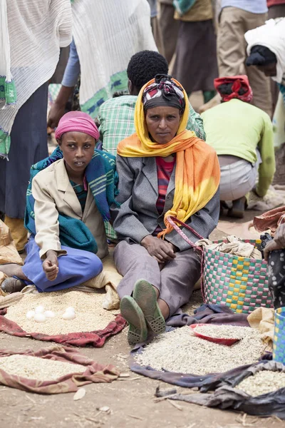 Oromia Etiopie Duben 2015 Neidentifikovaná Žena Její Dcera Prodávají Obilí — Stock fotografie