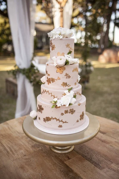 Four Tiered Wedding Cake White Roses Outdoor Reception — Stock Photo, Image