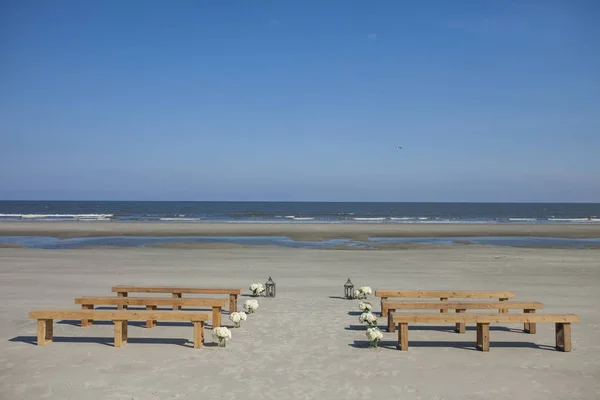 Location Matrimoni Spiaggia Con Panchine Fiori — Foto Stock