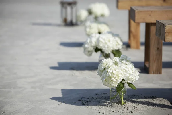 Nahaufnahme Von Kleinen Weißen Hochzeitssträußen Sand Bänken — Stockfoto
