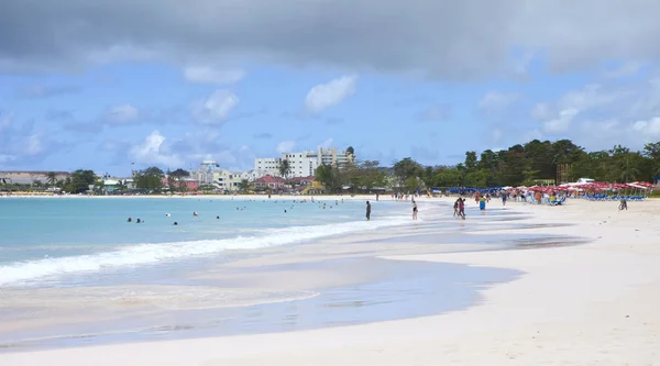 Bridgetown Barbados Maart 2011 Ongeïdentificeerde Toeristen Ontspannen Het Strand Bridgetown — Stockfoto