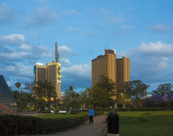 Nairobi Kenia November 2015 Een Onbekende Man Loopt Door Het — Stockfoto