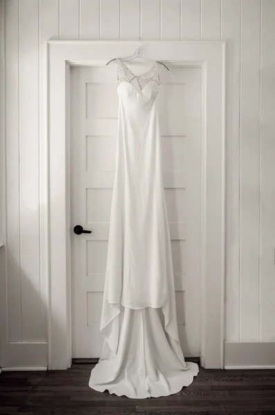 Elegantní Proudící Svatební Šaty Zavěšené Dveřmi — Stock fotografie