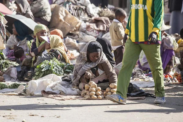 Addis Ababa Äthiopien Oktober 2014 Unbekannte Frauen Und Kinder Verkaufen — Stockfoto