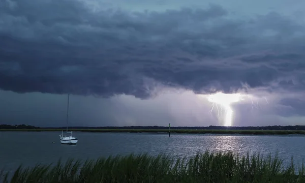 雷击从愤怒的风暴在水面上和帆船 — 图库照片