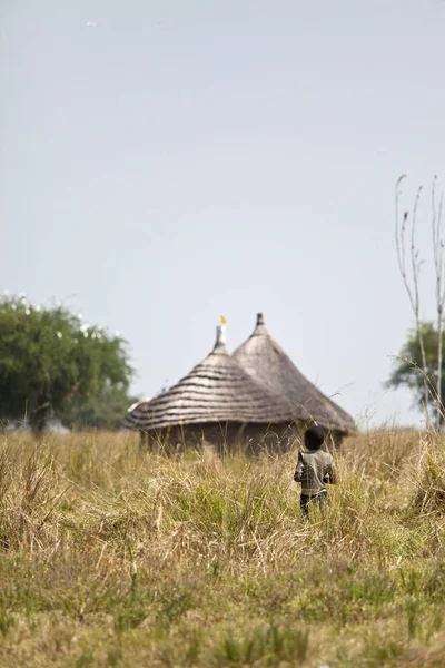Niño Pie Frente Cabaña Pastizales Africanos —  Fotos de Stock